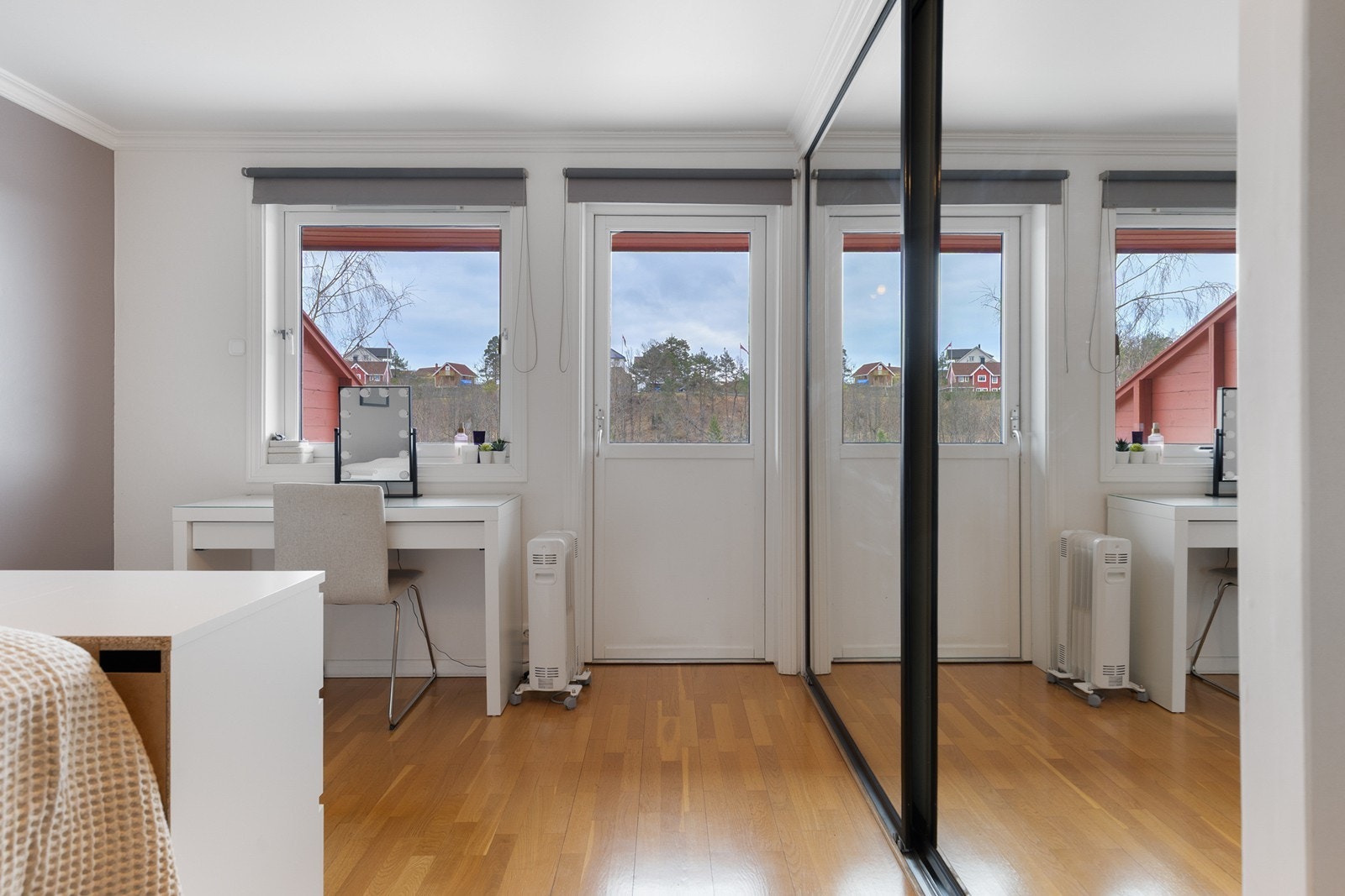 Soverommet har en romslig skyvedørsgarderobe. Galleribilde