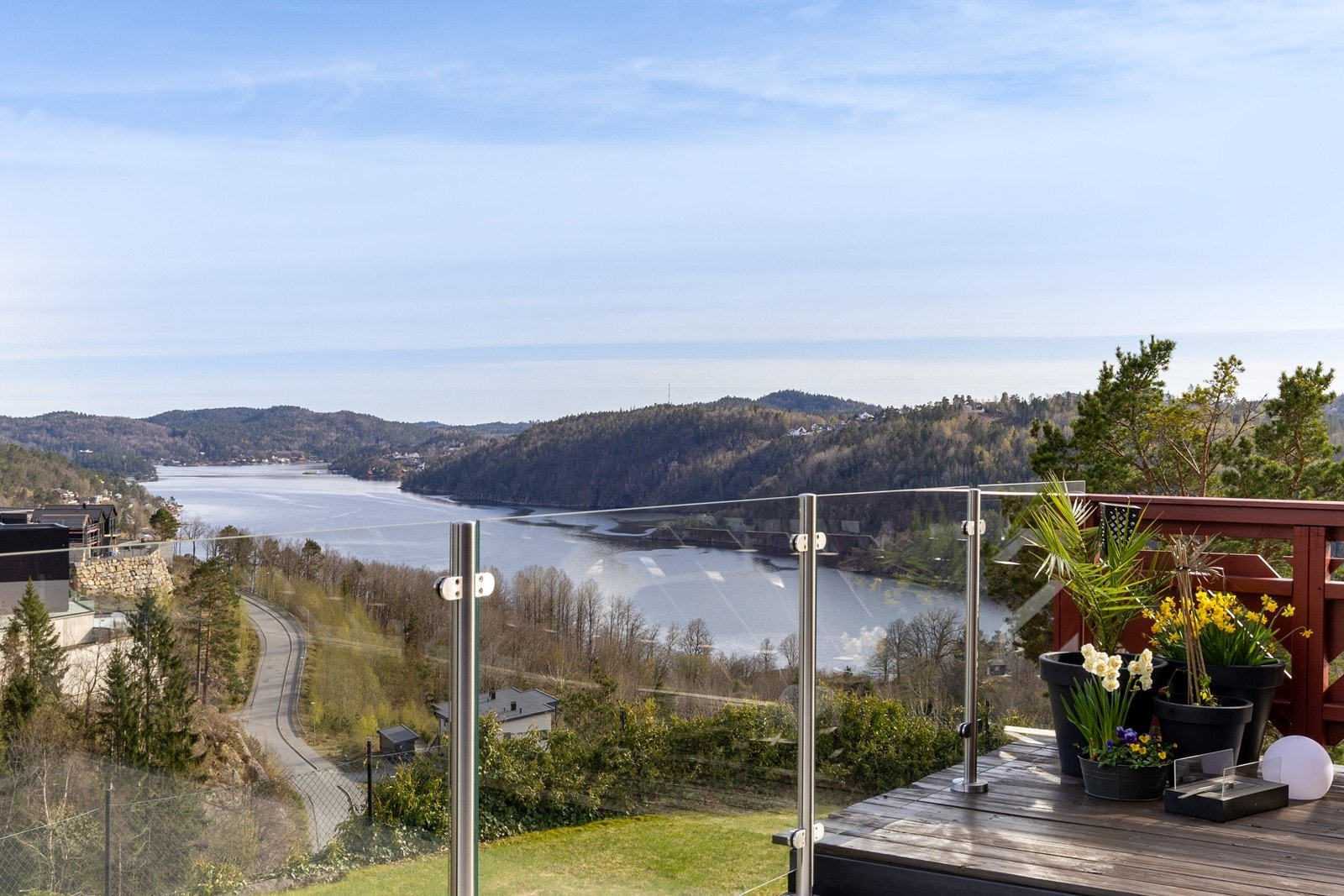 Fra verandaen i hovedetasje får du en fantastisk vakker utsikt over Norges vakreste fjord - Tvedestrandsfjorden. Galleribilde