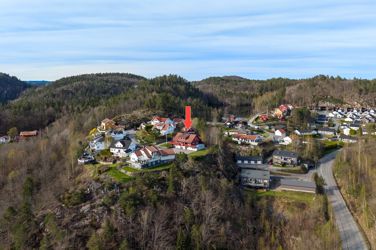 Eiendommen ligger flott til i enden av blindvei helt på toppen av Svarttjenn. Her er det ikke langt til tur- og badeområder om du foretrekker ferskvann. Galleribilde