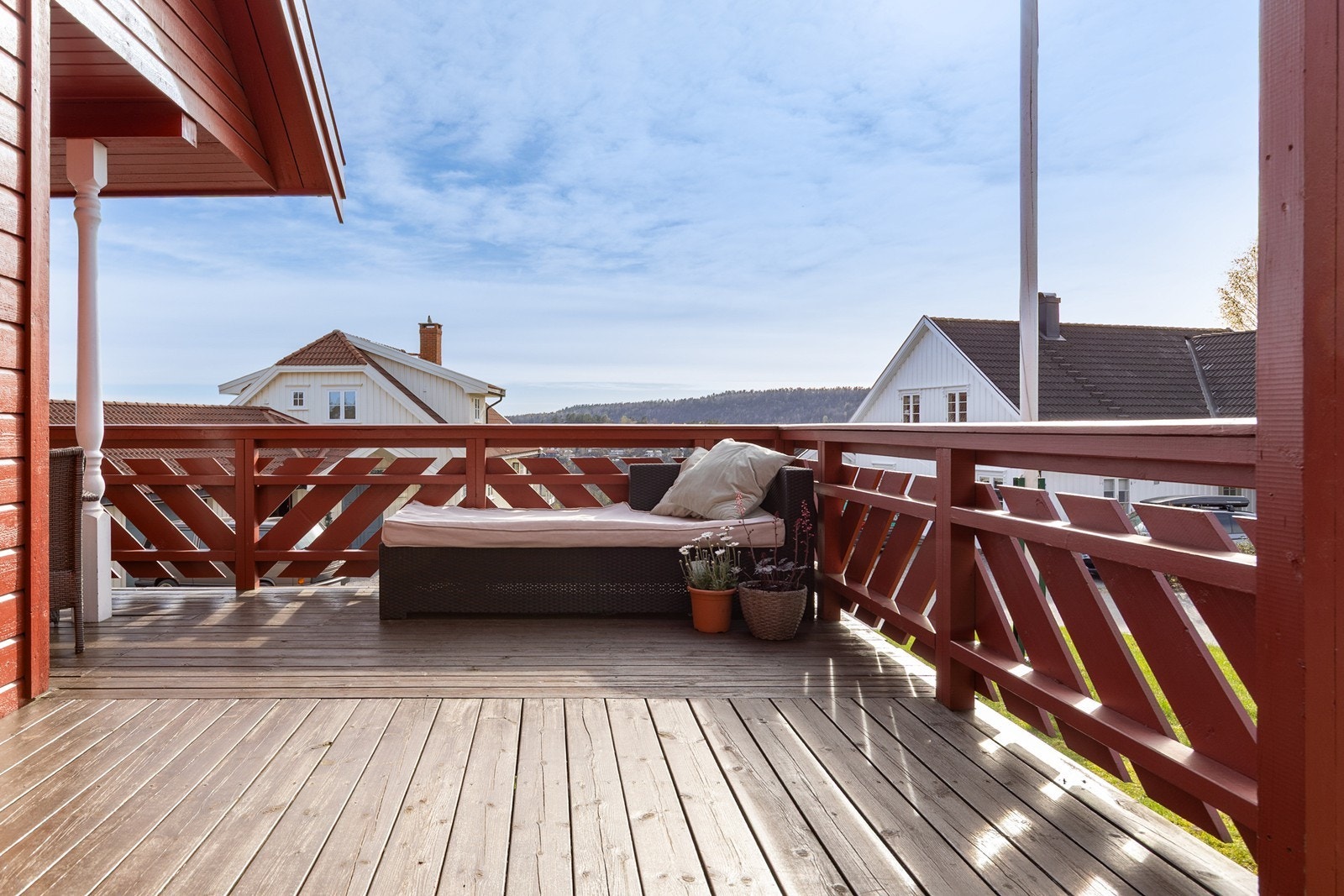 Boligen har flere verandaer, så her kan du flytte deg etter sola hele dagen. Galleribilde
