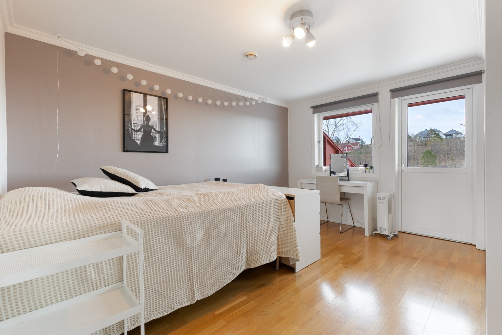 Romslig soverom i 2. etasje med utgang til veranda. Galleribilde