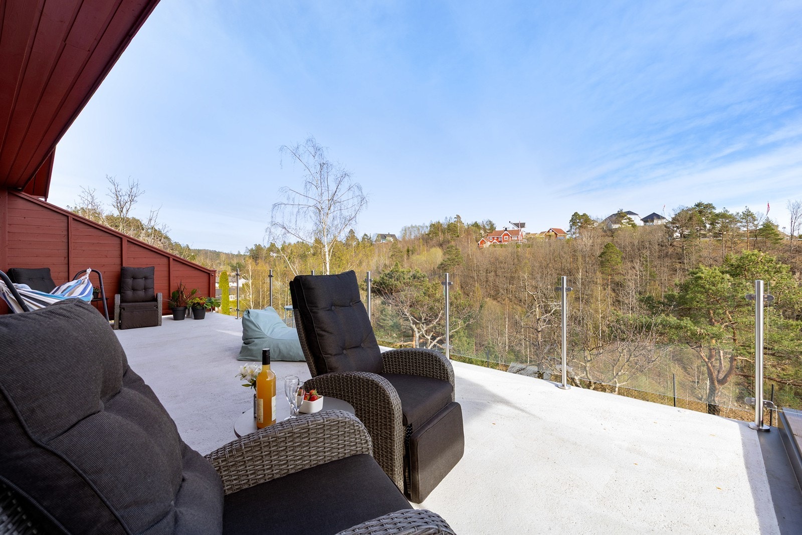 Verandaen er meget romslig og kan enkelt deles inn i soner. Galleribilde