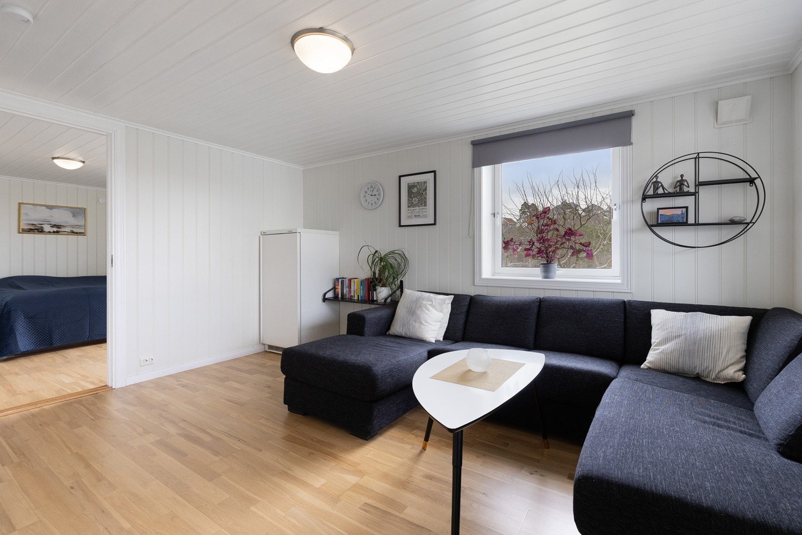 Kjellerstue. Kjeller har tidligere vært en leilighet, men kjøkken er fjernet. Galleribilde