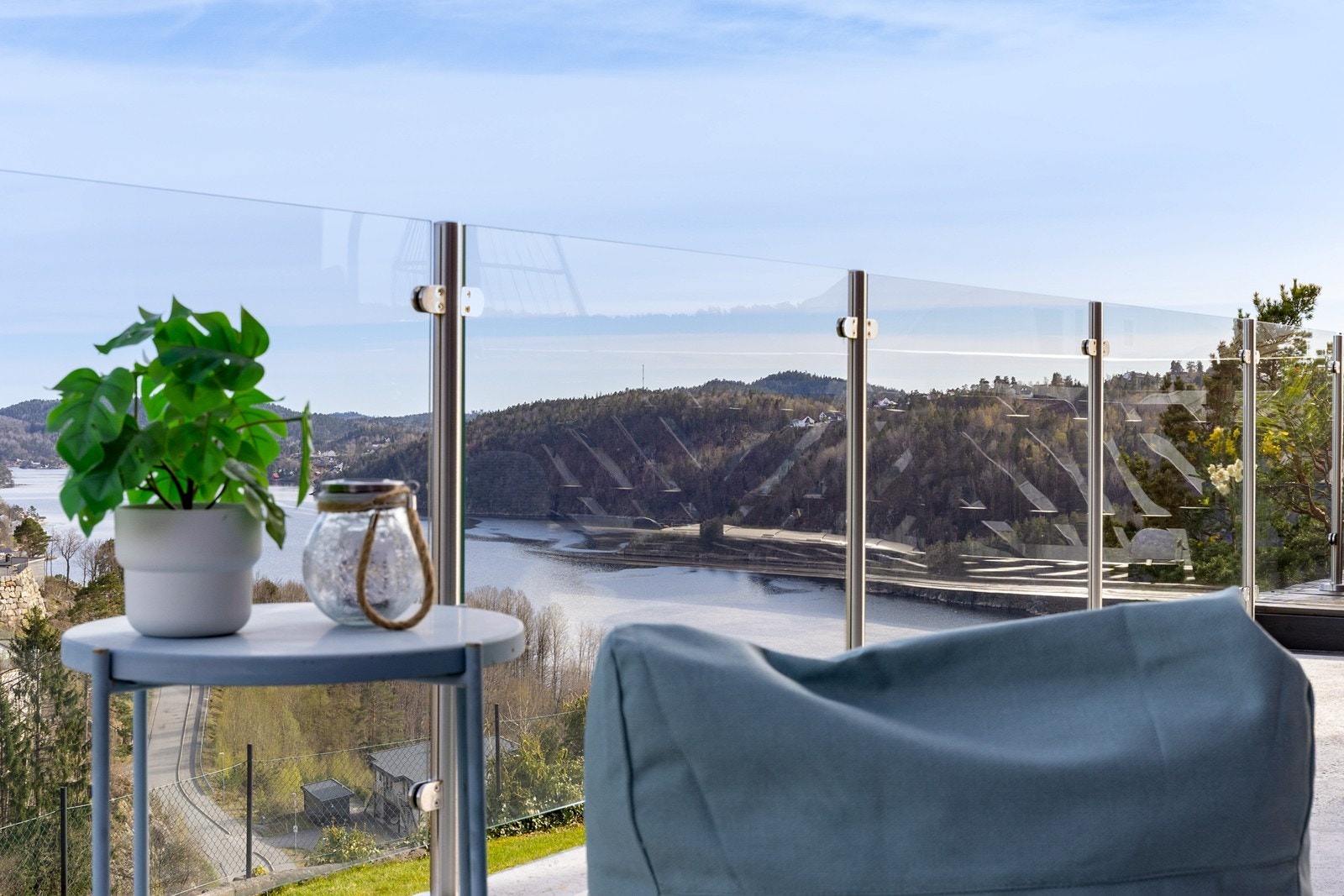 Det er lite å si på utsikten. Her kan man sitte og nyte i stillhet eller med familien. Galleribilde