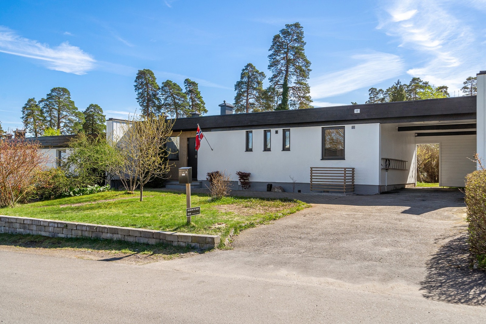 Gårdsplass og carport Galleribilde