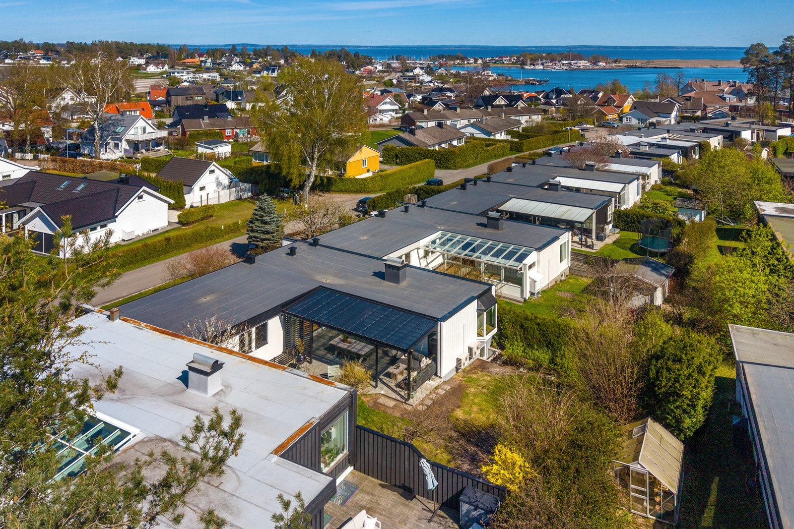 Atriumshus med herlig og usjenert bakhage Galleribilde