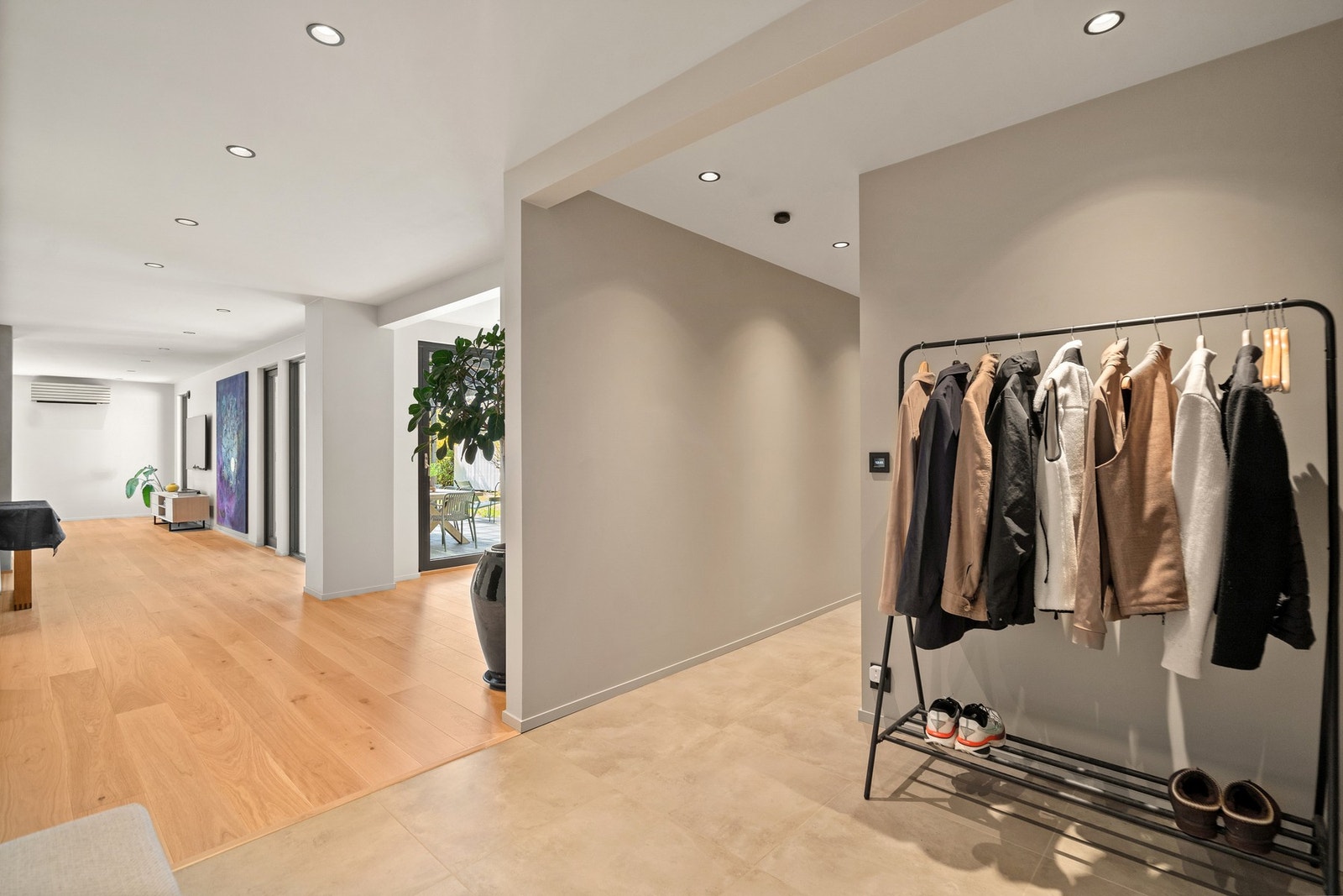 Hall med garderobe Galleribilde
