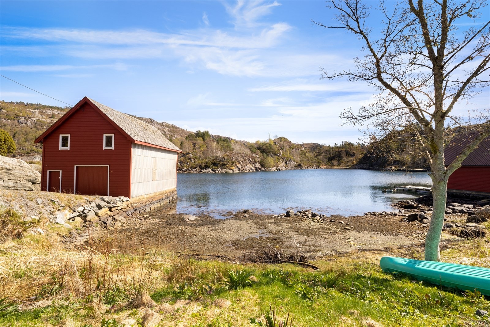 Liten steinstrand rett ved naustet (er ikke en del av denne eiendommen). Galleribilde