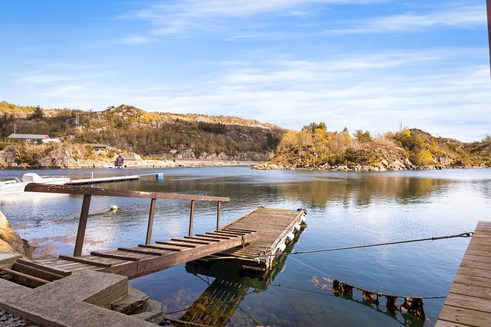 Naustet ligger idyllisk til i Skogsvåg med flott utsikt over Årvika og Mjelkevika. Her kan en bade eller legge til med båt. Galleribilde