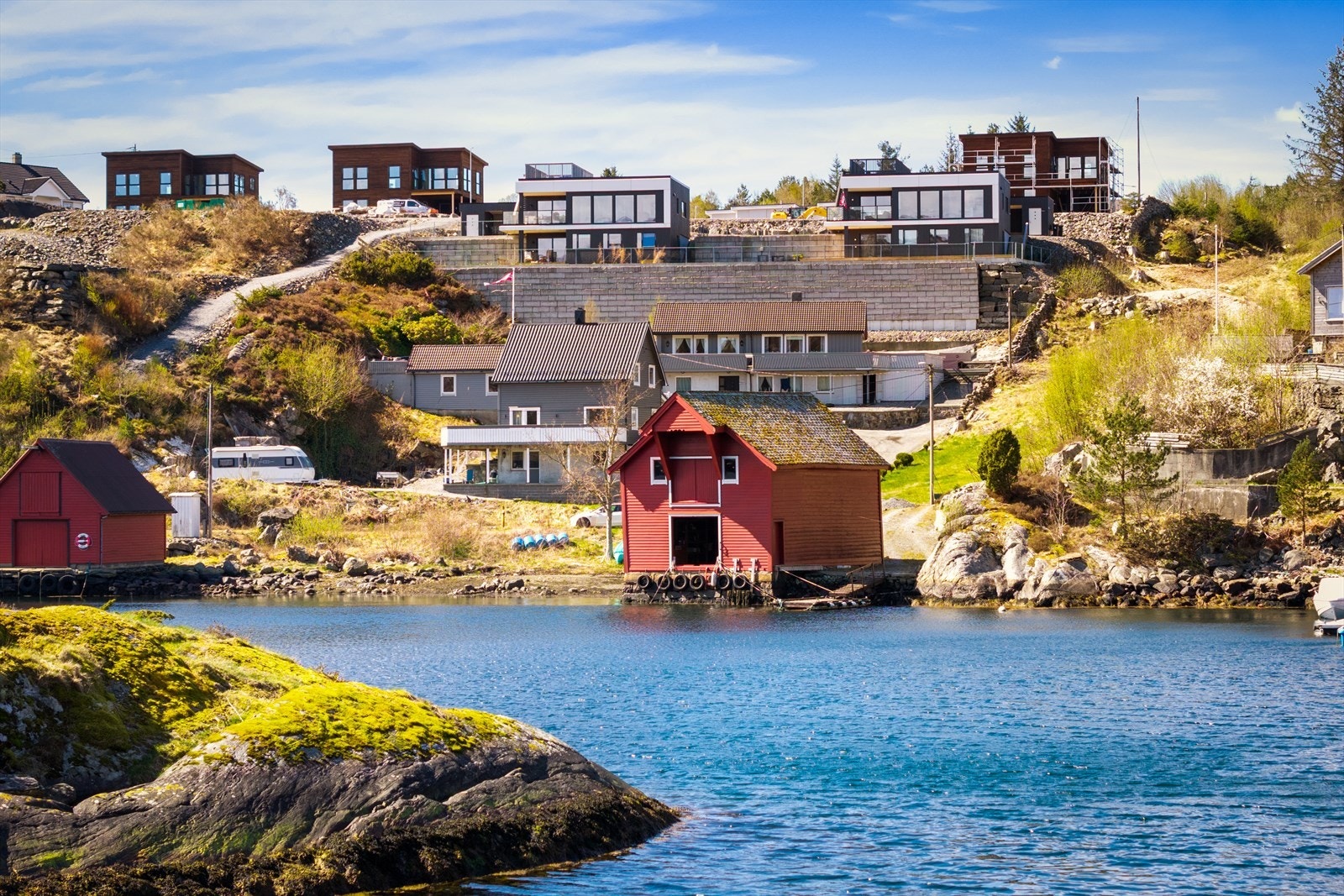 Aktiv Eiendomsmegling v/ Jørn Tage Hereide har gleden av å presentere dette sjarmerende naustet i Skogsvåg. Foto: Inderhaug foto Galleribilde