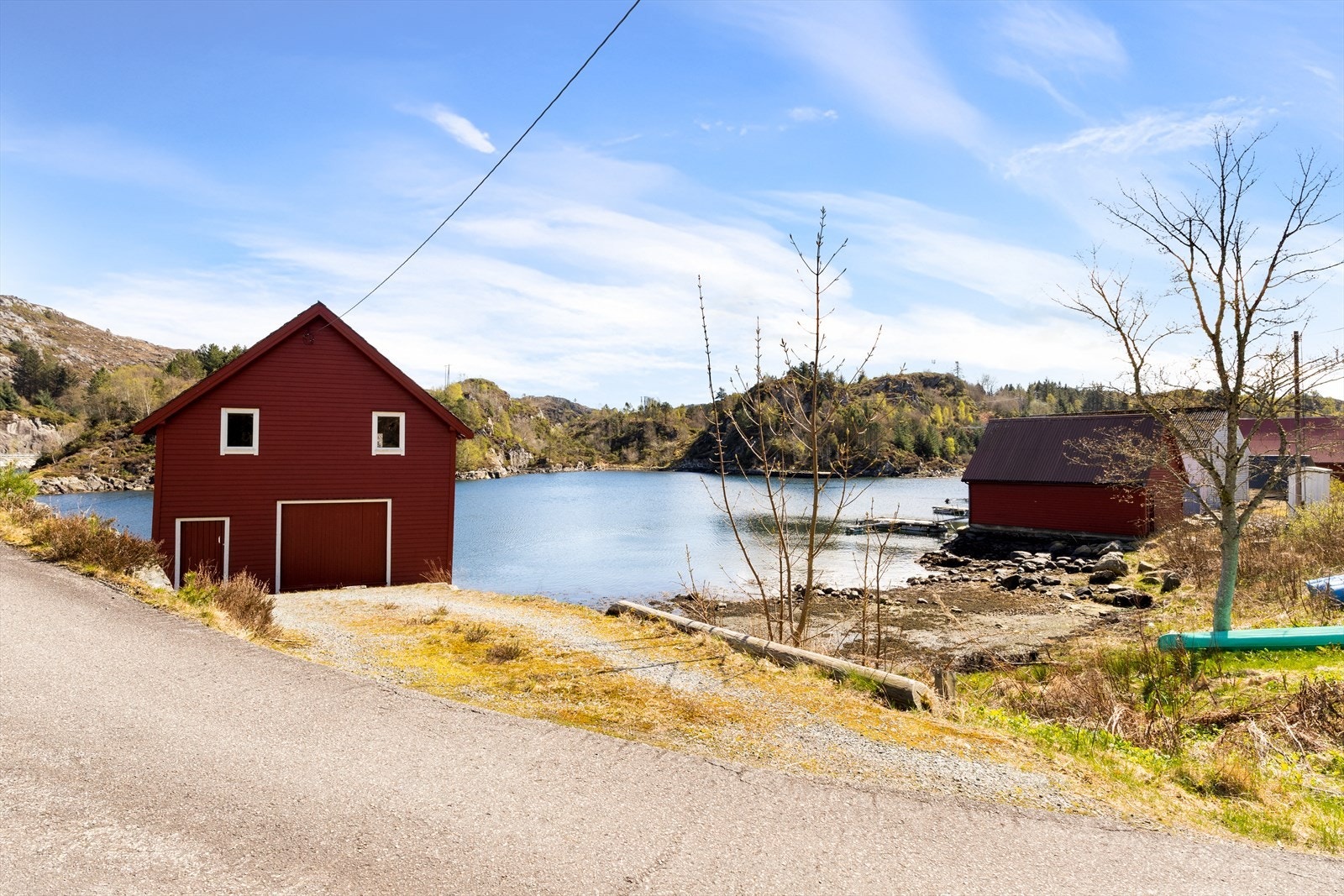 Gode parkeringsmuligheter. Fra naustet er det omtrent 40 minutters kjøretur til Bergen sentrum. Galleribilde