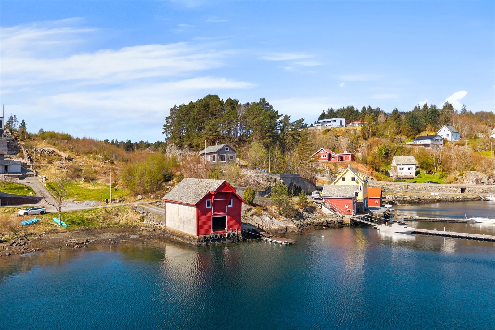 Konstruksjonen er gjennomført med kraftige åser både i etasjeskillet og takkonstruksjonen, og plassbygde taksperrer bærer et solid tak tekket med eldre skifer. Galleribilde