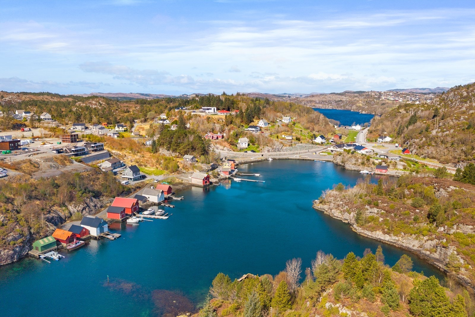 Nærmeste dagligvarebutikk er Bunnpris, som ligger omtrent 3 minutters kjøretur fra naustet. Galleribilde