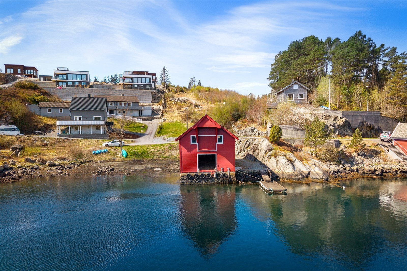 Ytterveggene i bindingsverk er kledd med liggende trekledning i kombinasjon med stålplater, som gir et robust og maritimt uttrykk. Galleribilde