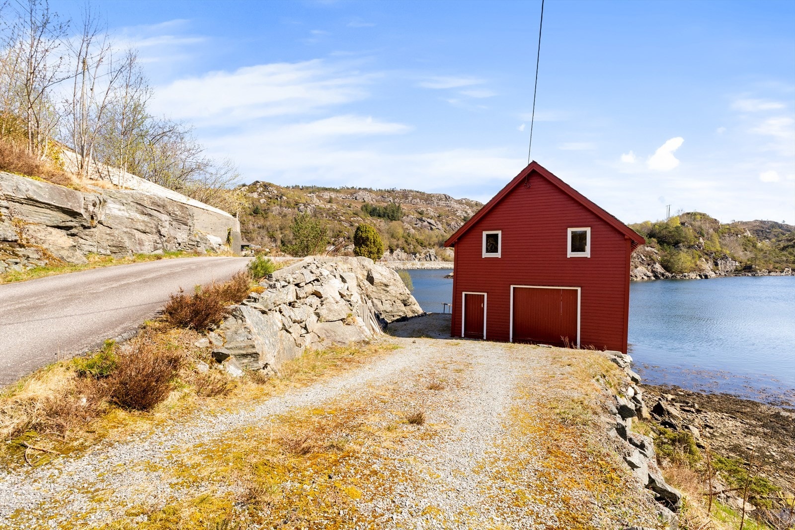 Vei helt frem og gode parkeringsmuligheter på egen eiendom. Galleribilde