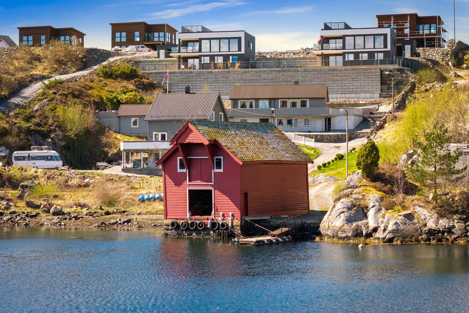 Sjarmerende naust over to plan med idyllisk beliggenhet i sjøkanten i Skogsvåg. Galleribilde
