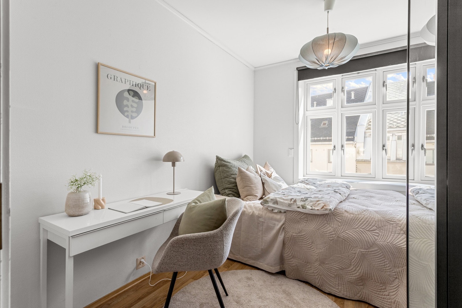 Soverom på 8,1 kvadratmeter. Her får man fin morgensol. Galleribilde