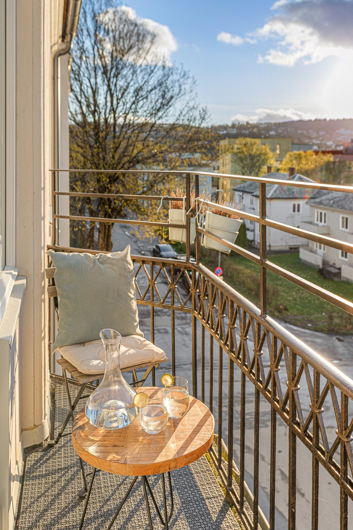Balkongen er ypperlig å benytte i sommerhalvåret. Galleribilde
