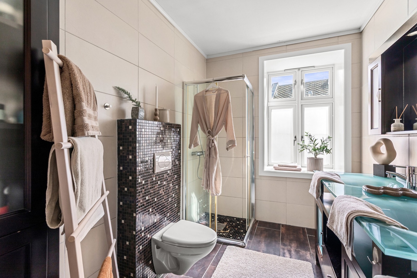 Baderommet har opplegg for vaskemaskin. Galleribilde