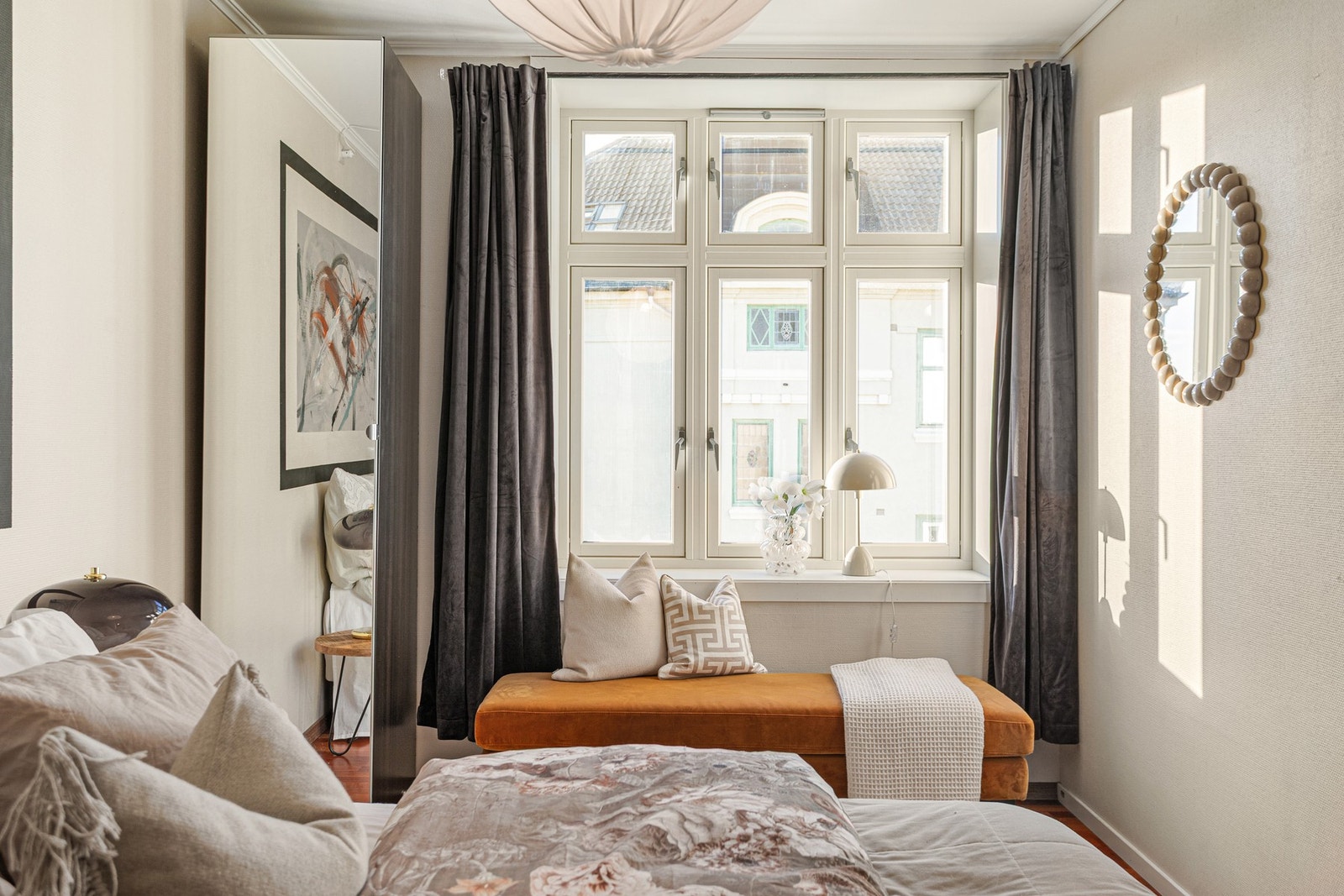 Soverommet har store vindusflater som slipper inn rikelig med lys. Galleribilde