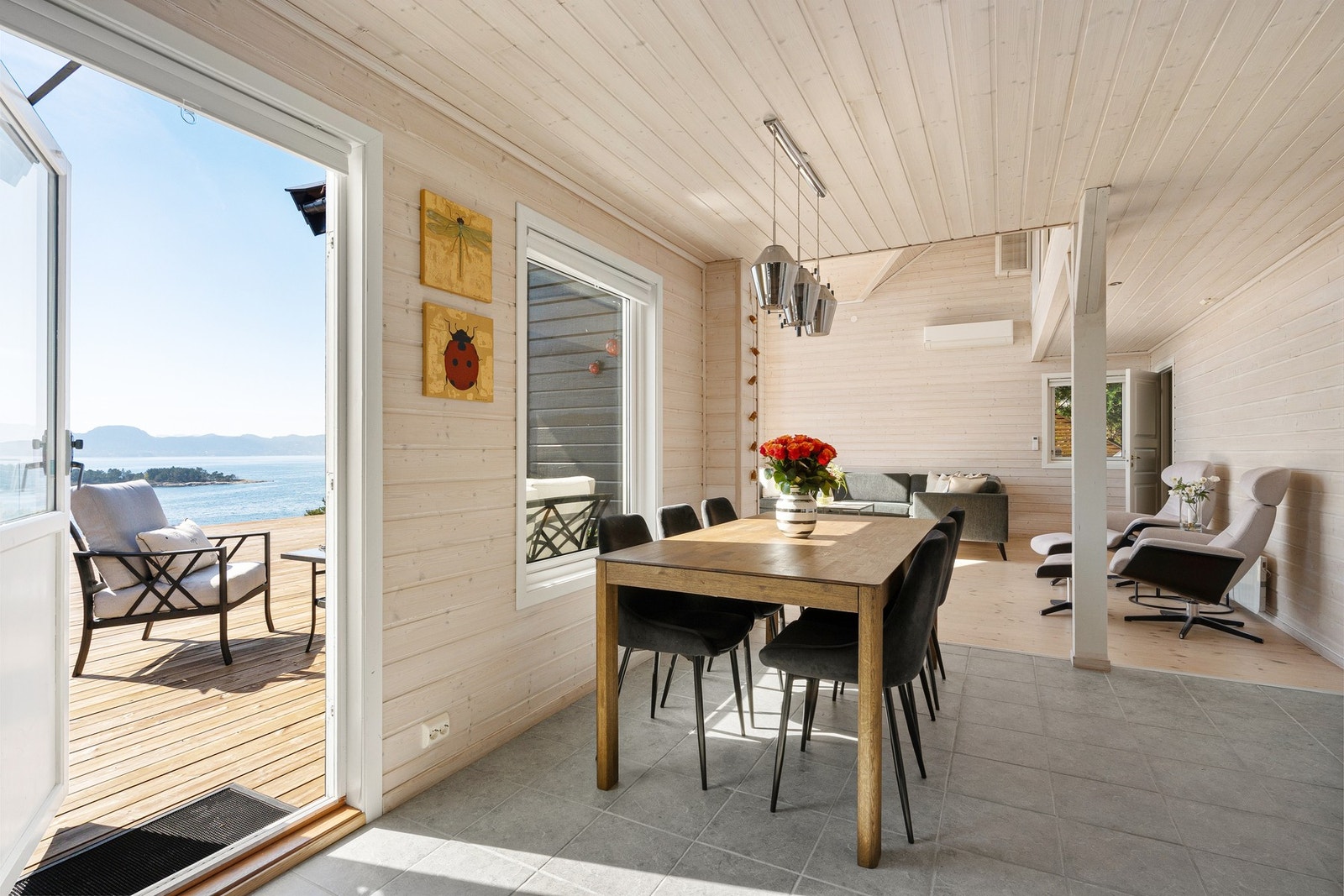 Direkte utgang til terrasse og uteområdet fra stuen. Galleribilde