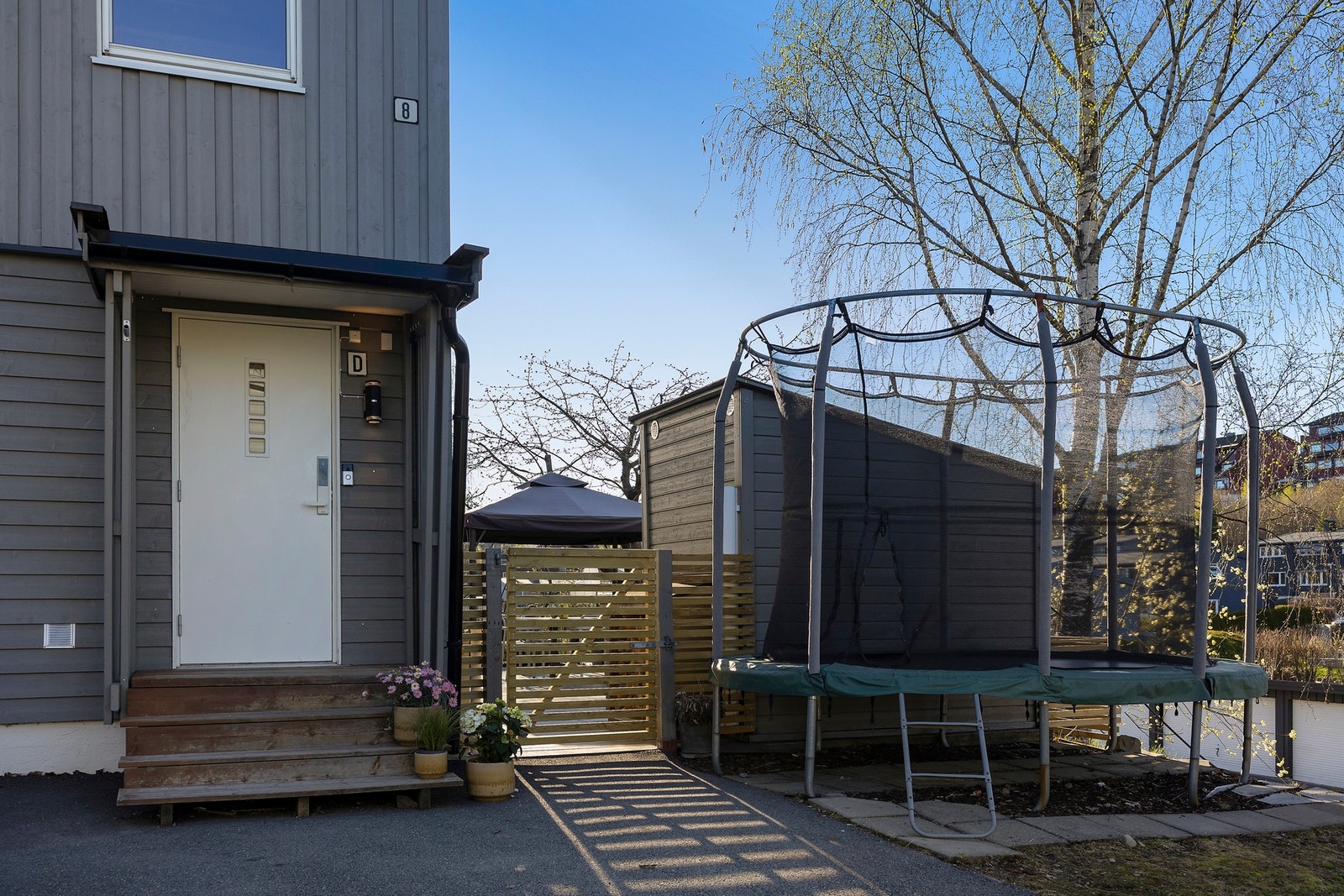 Boligen har en praktisk endebeliggenhet i en rekke på 4 boliger Galleribilde