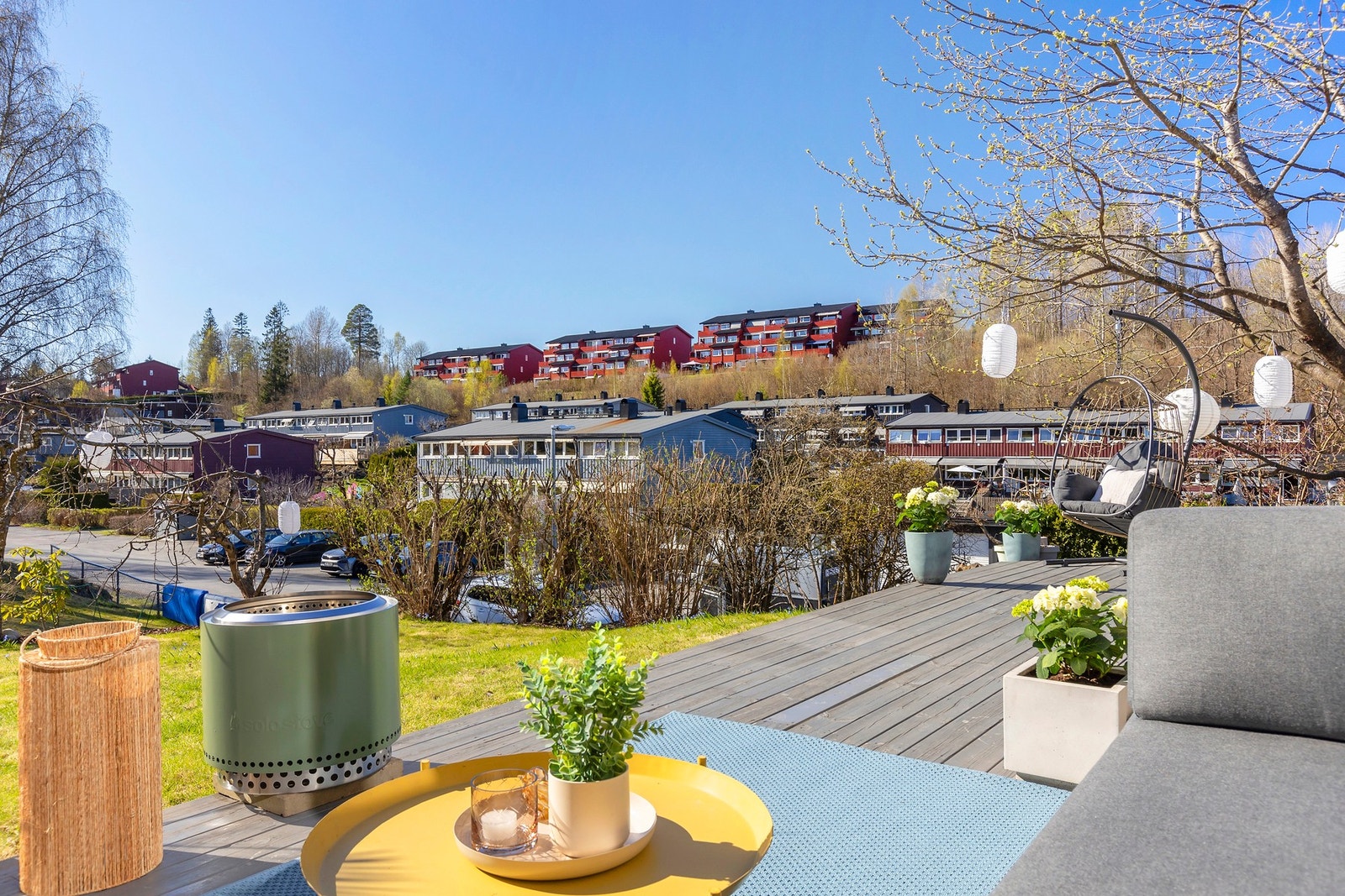 Terrassen måler hele 72 kvm og har sol fra morgen til kveld Galleribilde