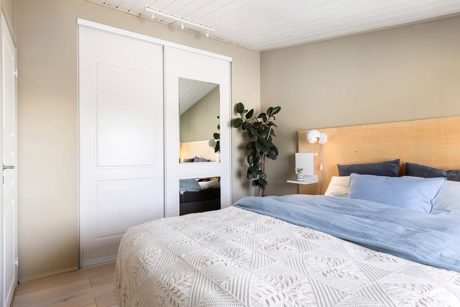Hovedsoverommet har adkomst til innvendig bod som i dag er innredet som garderobe Galleribilde