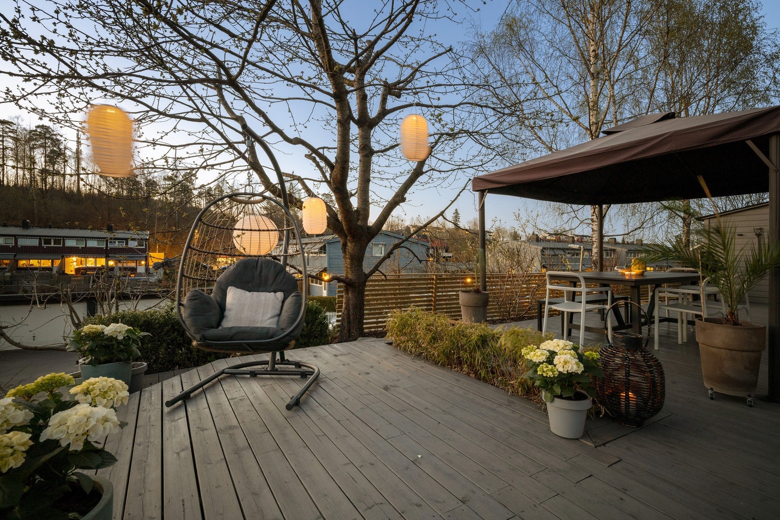Fra terrassen har du adkomst til en flott opparbeidet hage med bl.a. frukt- og morelltre Galleribilde