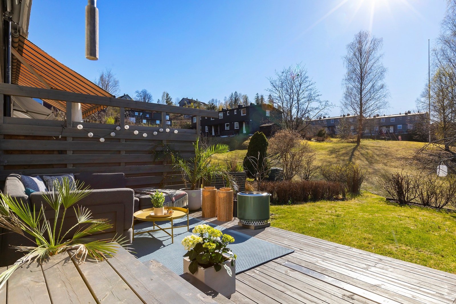 Terrassen er adskilt fra nabo med både hekk og skillevegg som gir den roen og privatlivet man ønsker på egen uteplass Galleribilde