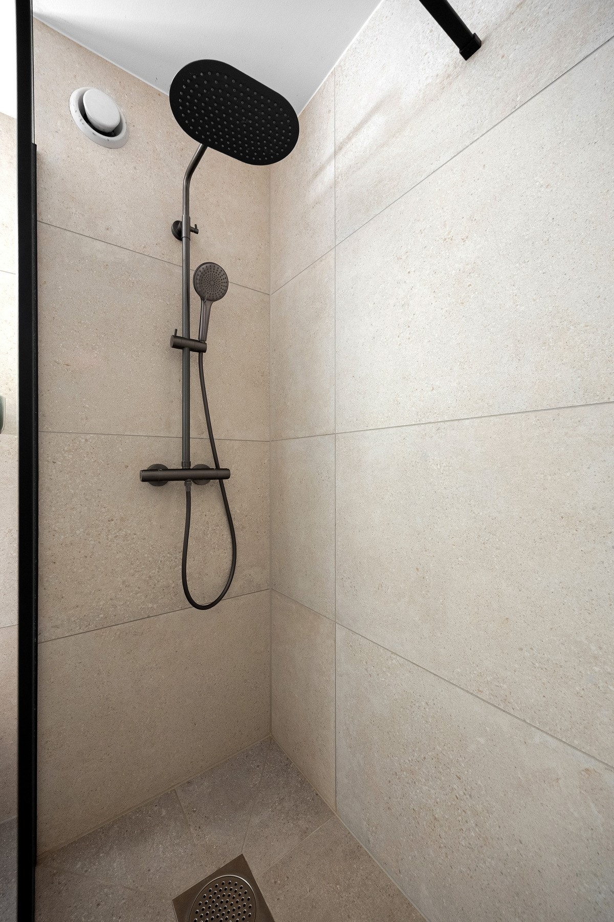 Badet har en romslig dusjsone. Galleribilde