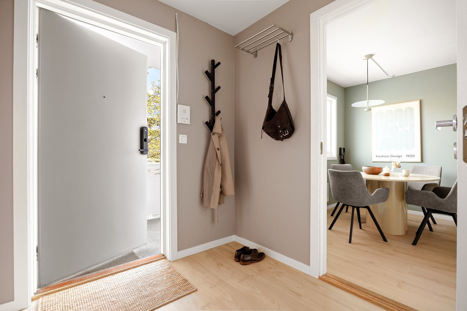 Lys, romslig gang med plass til oppheng av yttertøy og oppbevaring av sko. Galleribilde
