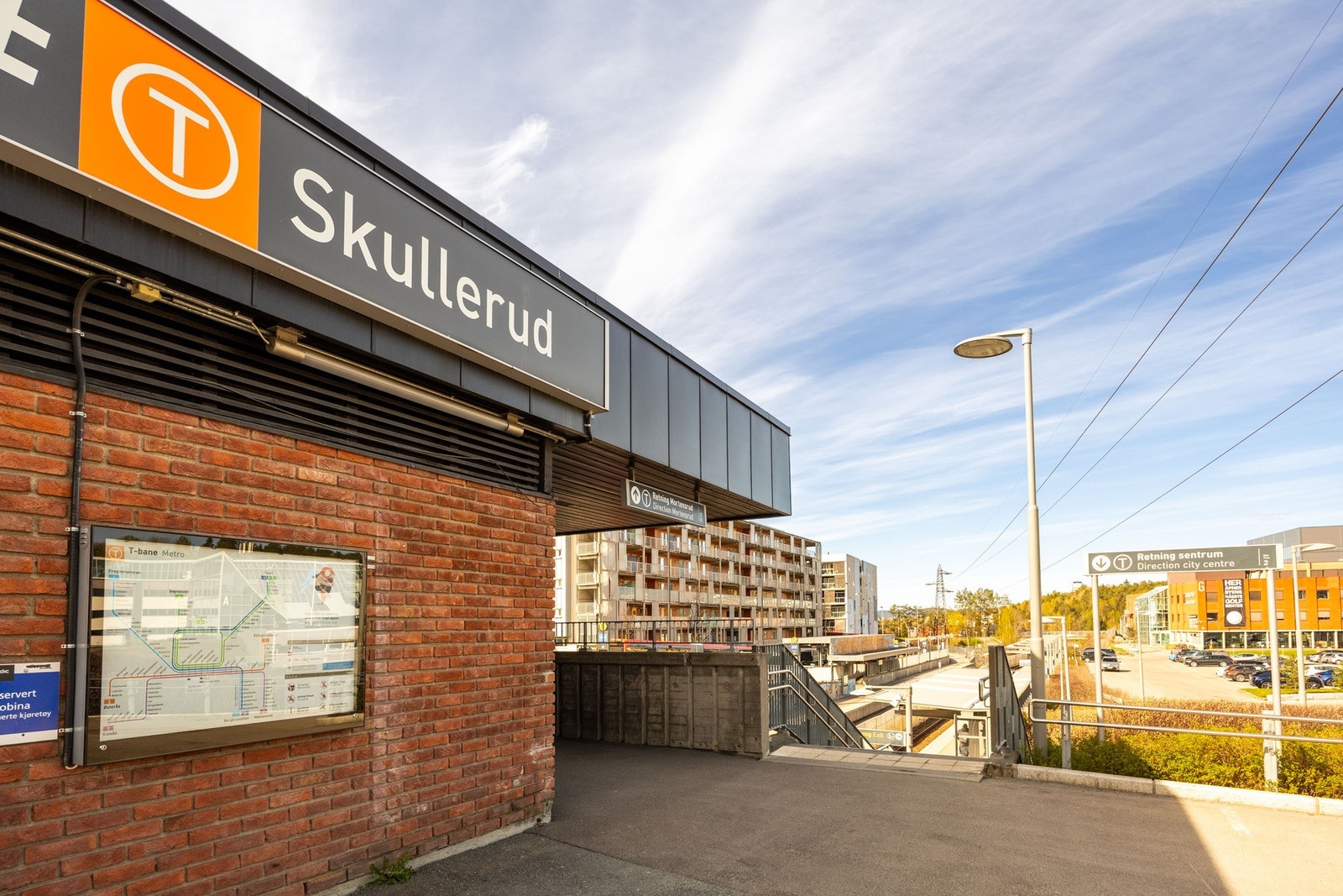 Både T-bane og Buss direkte til byen 200m unna. Galleribilde
