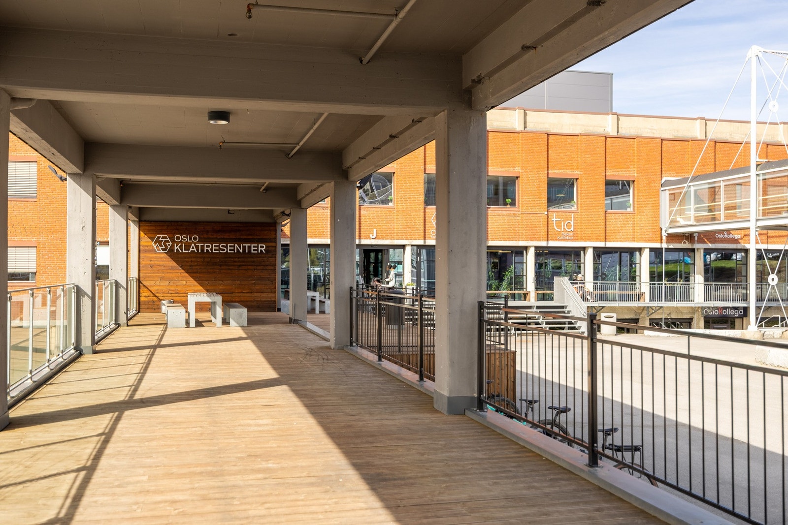 Det ligger vis a vis Oslo Klartresenter og Skullerud Sportsenter som er fremragende aktivitetsarenaer. Galleribilde