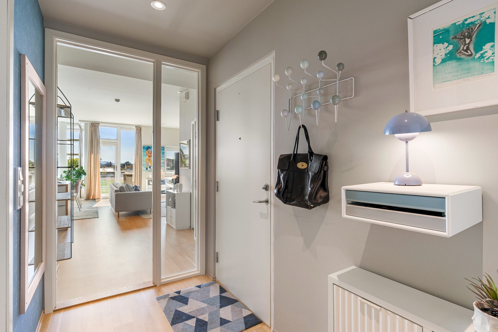 Entrèen gir et godt førsteinntrykk, og har god plass til oppbevaring av yttertøy og sko i garderobe. Galleribilde