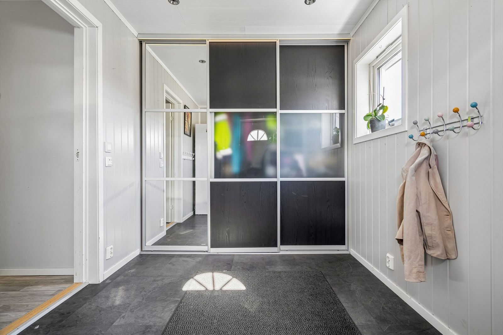 Entré m/skyvedørsgarderobe Galleribilde