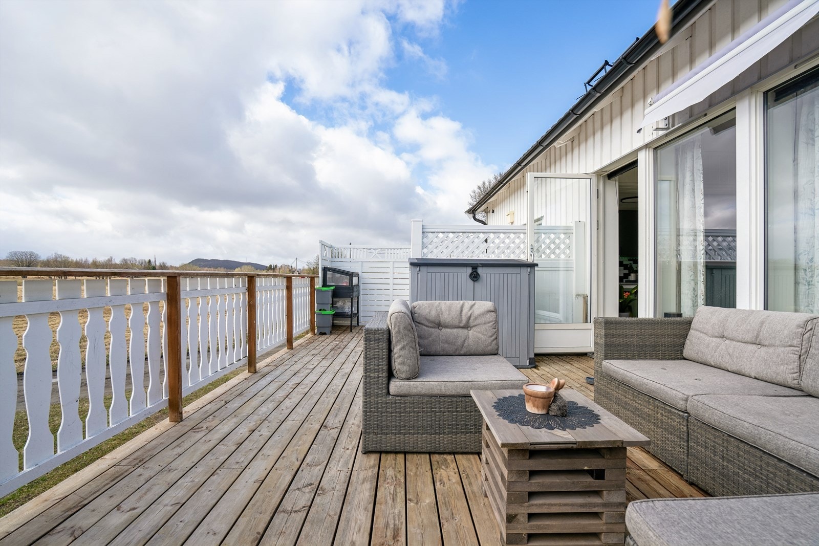 Romslig og stor terrasse Galleribilde