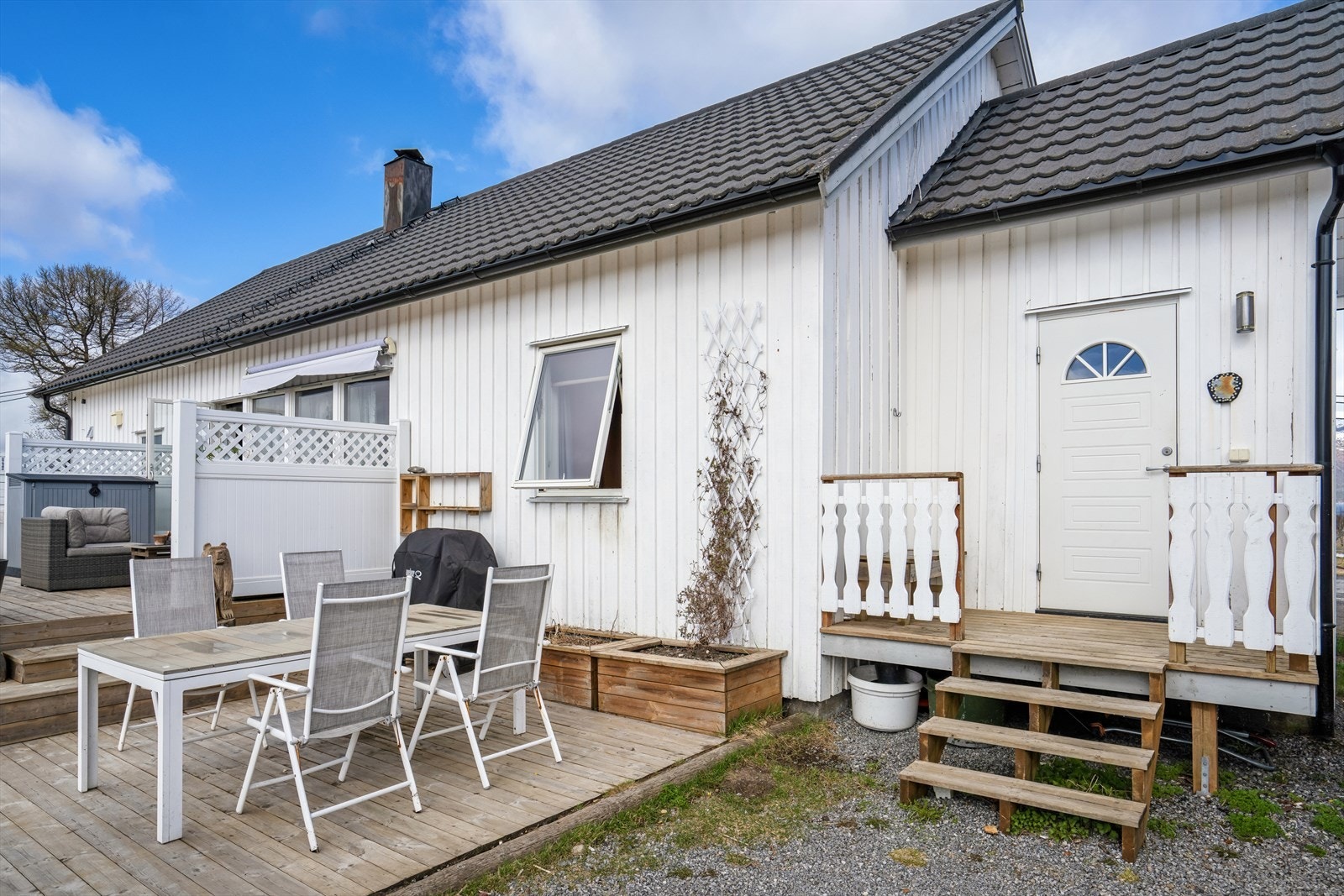 Inngangspartiet og platting Galleribilde