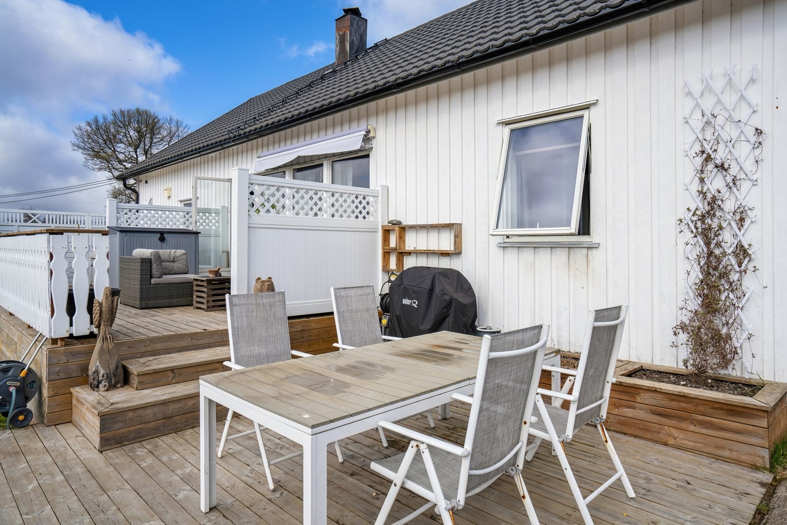 Plattingen med tretrapp opp til terrassedelen Galleribilde