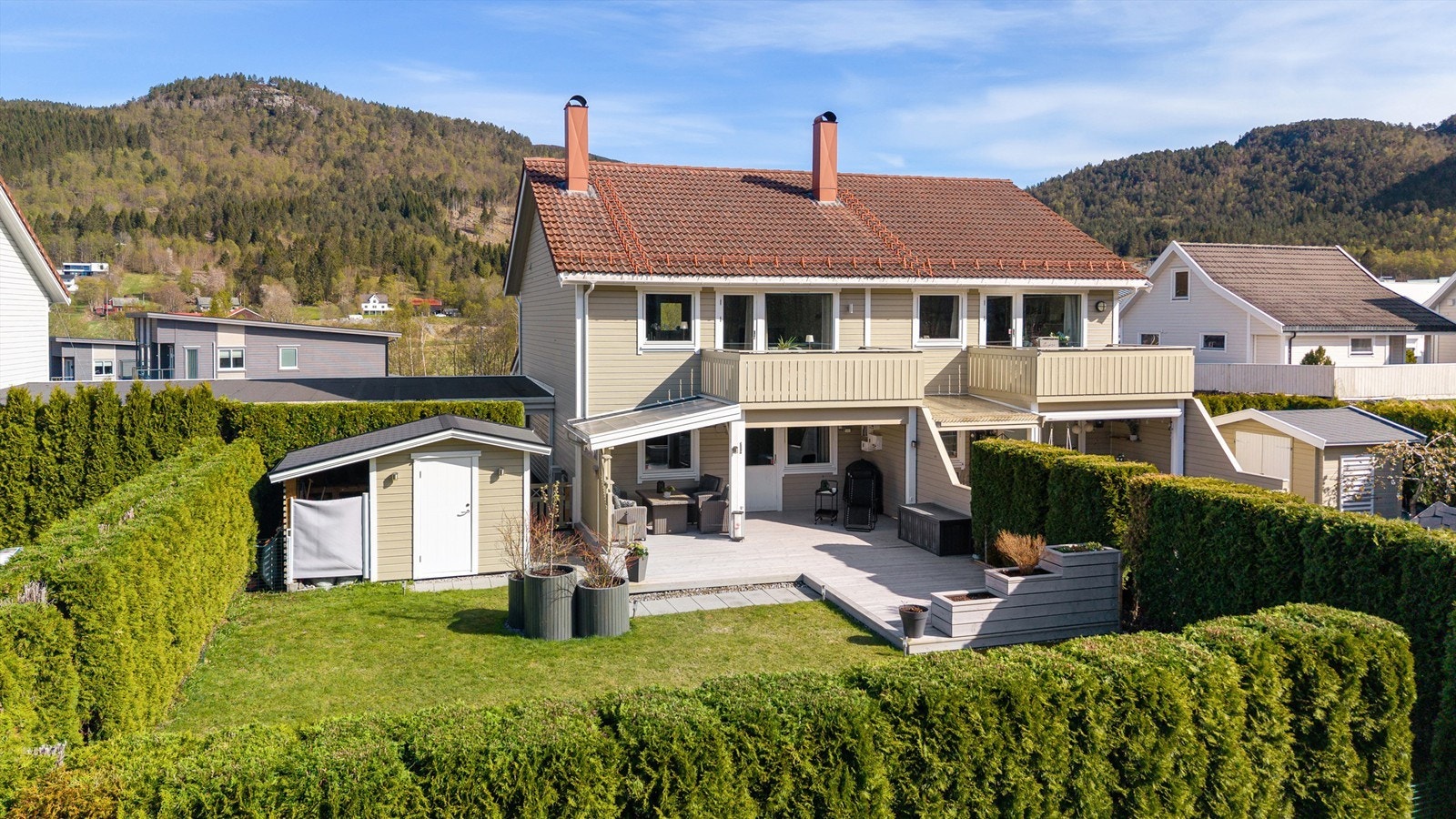 Boligen disponerer egen carport helt inntil husveggen, samt en parkeringsplass ved inngangen. Galleribilde