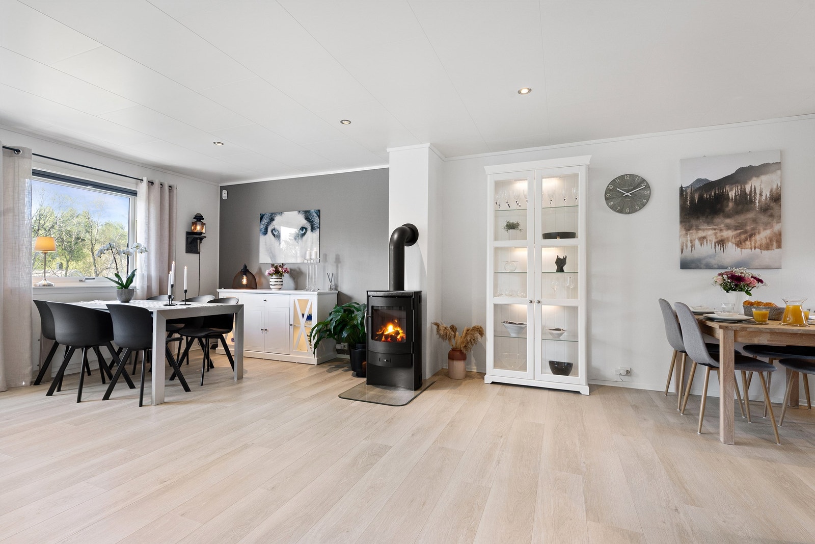 Stuen er romslig og gir fleksibilitet for møblering, med god plass til både sofagruppe og flere spiseplasser. Galleribilde