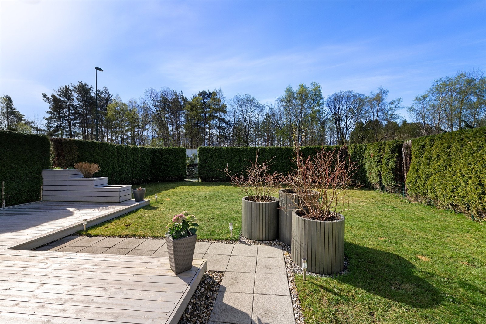 Terrassen går over i en flat og lettstelt hage, perfekt for lek og sosiale sammenkomster. Galleribilde