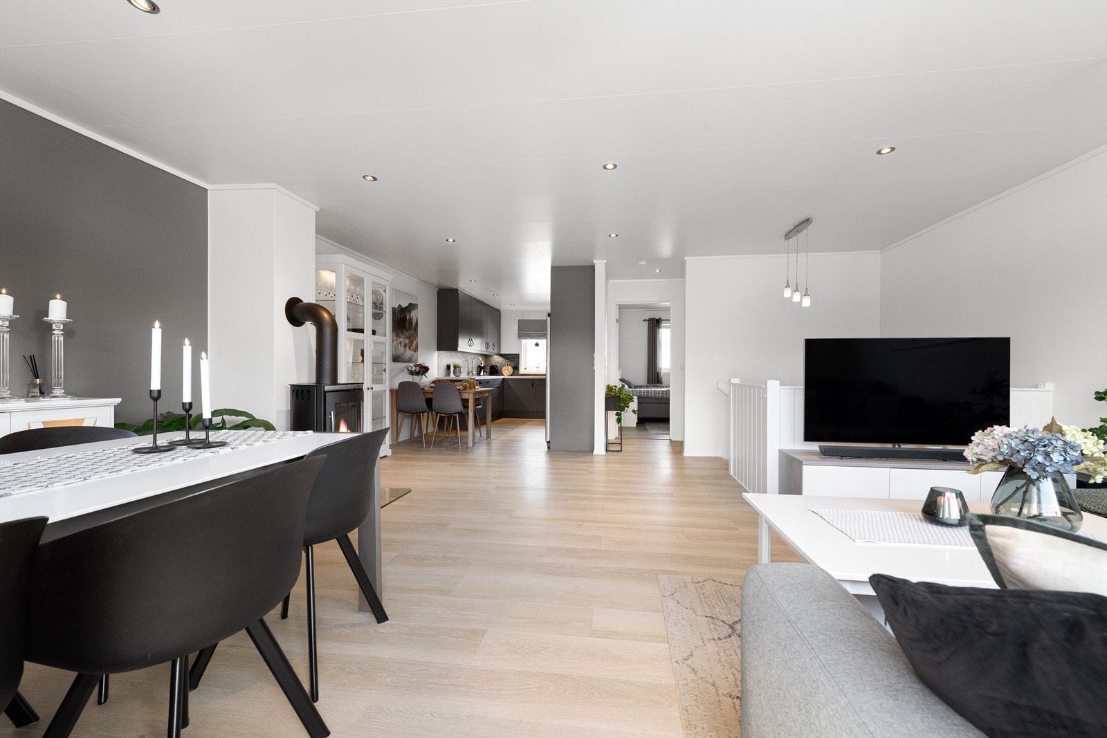 Etasjen er designet for samvær, med en gjennomtenkt planløsning som binder sammen de ulike sonene på en naturlig måte. Galleribilde