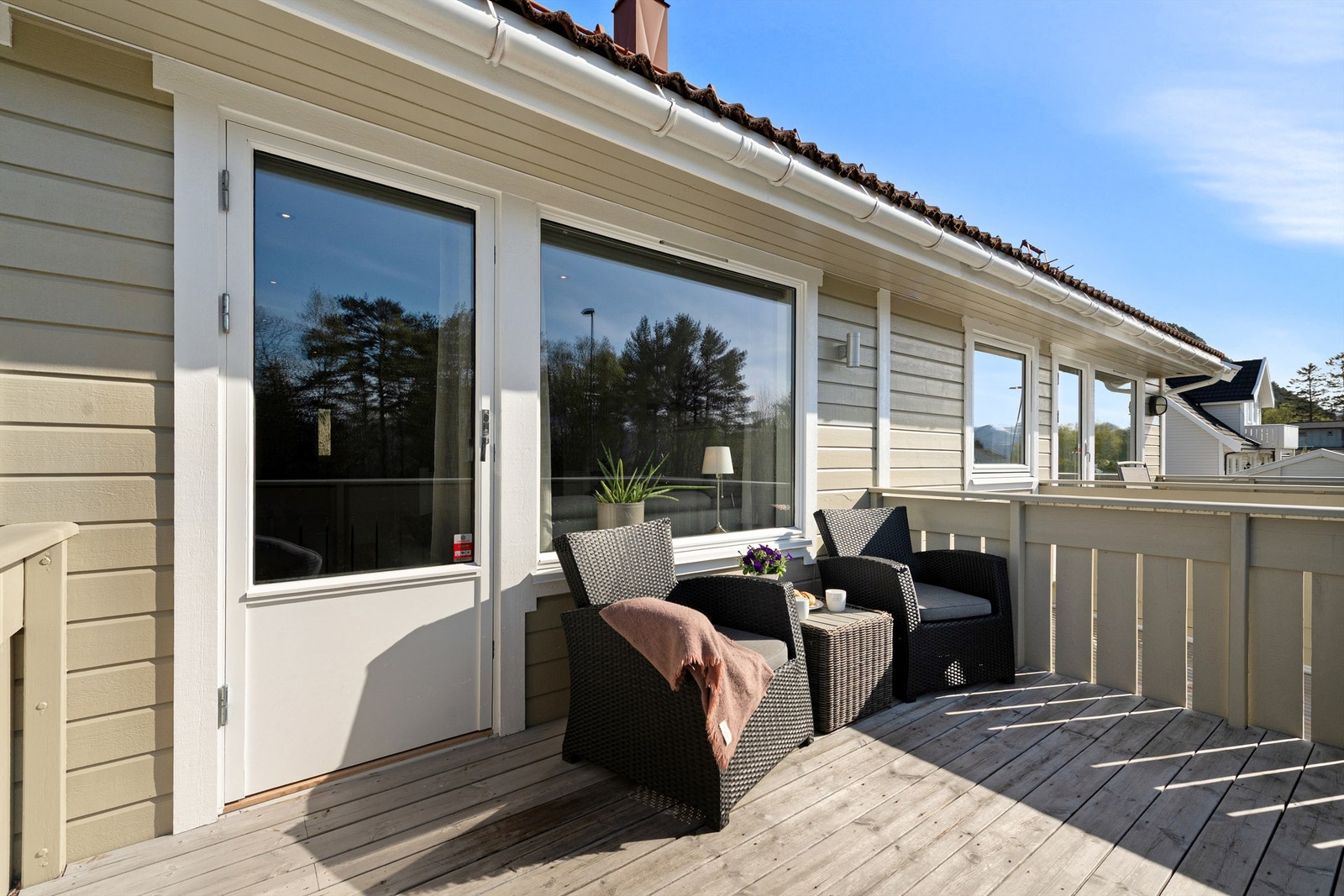 Balkongen har gulv av terrassebord og utebelysning. Galleribilde