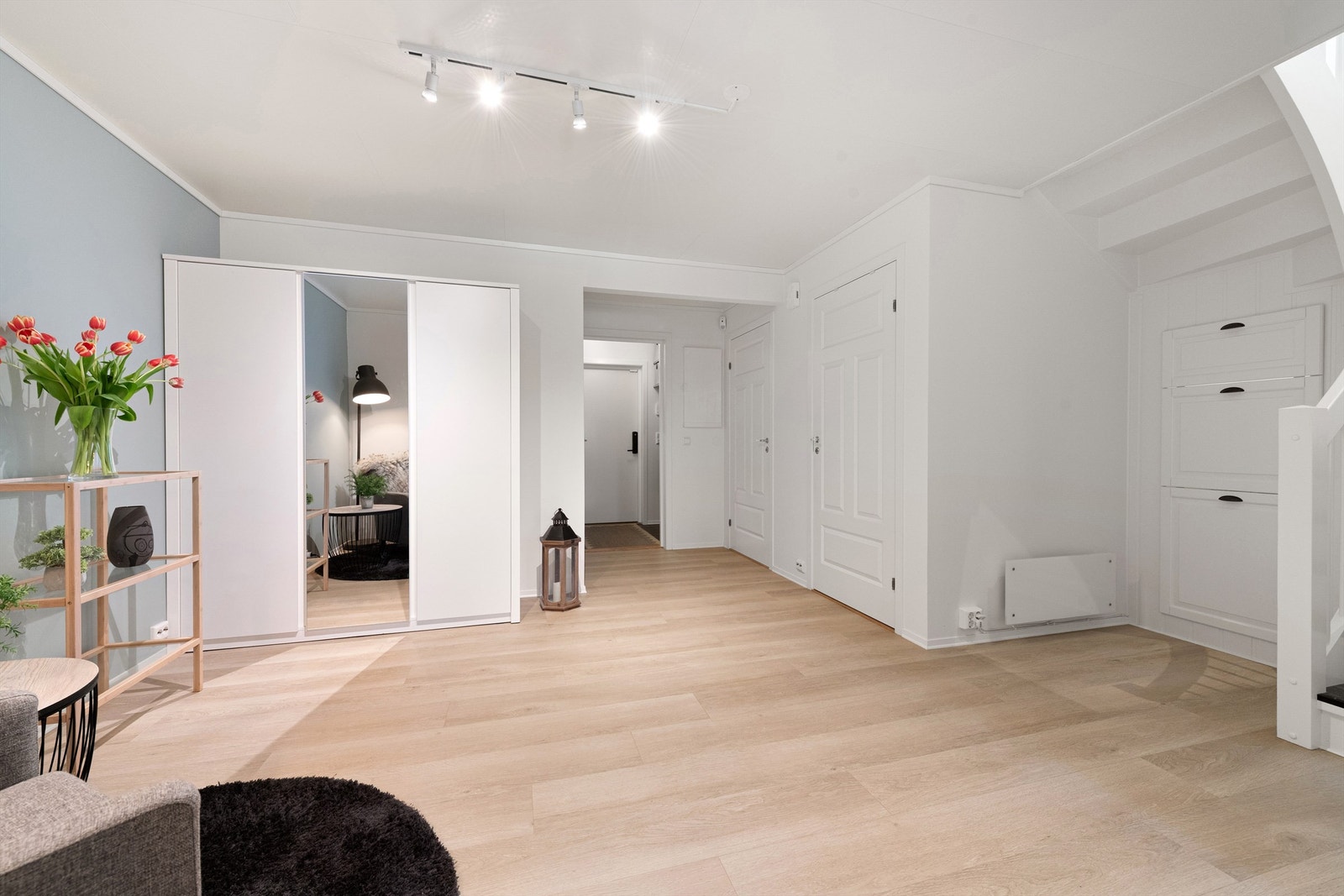 God plass til garderobeskap gir rikelig med oppbevaringsmuligheter i hallen. Galleribilde