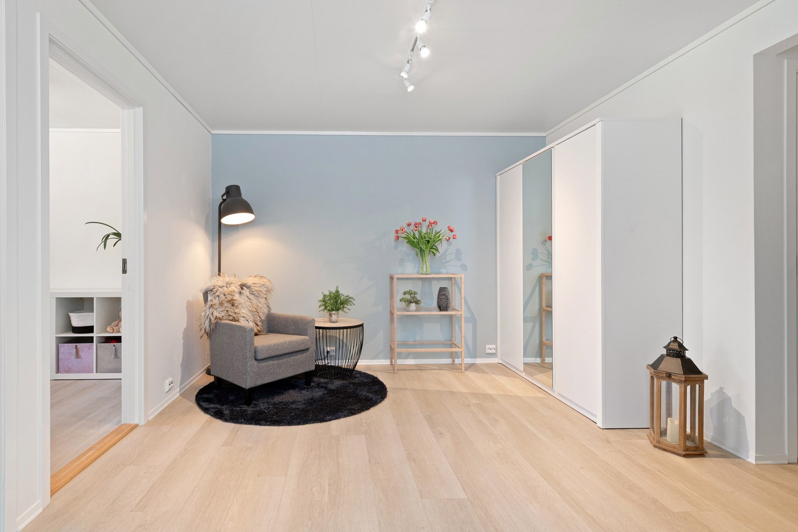 Den romslige hallen kan møbleres som en ekstra liten stue eller et lekeareal for barna. Galleribilde