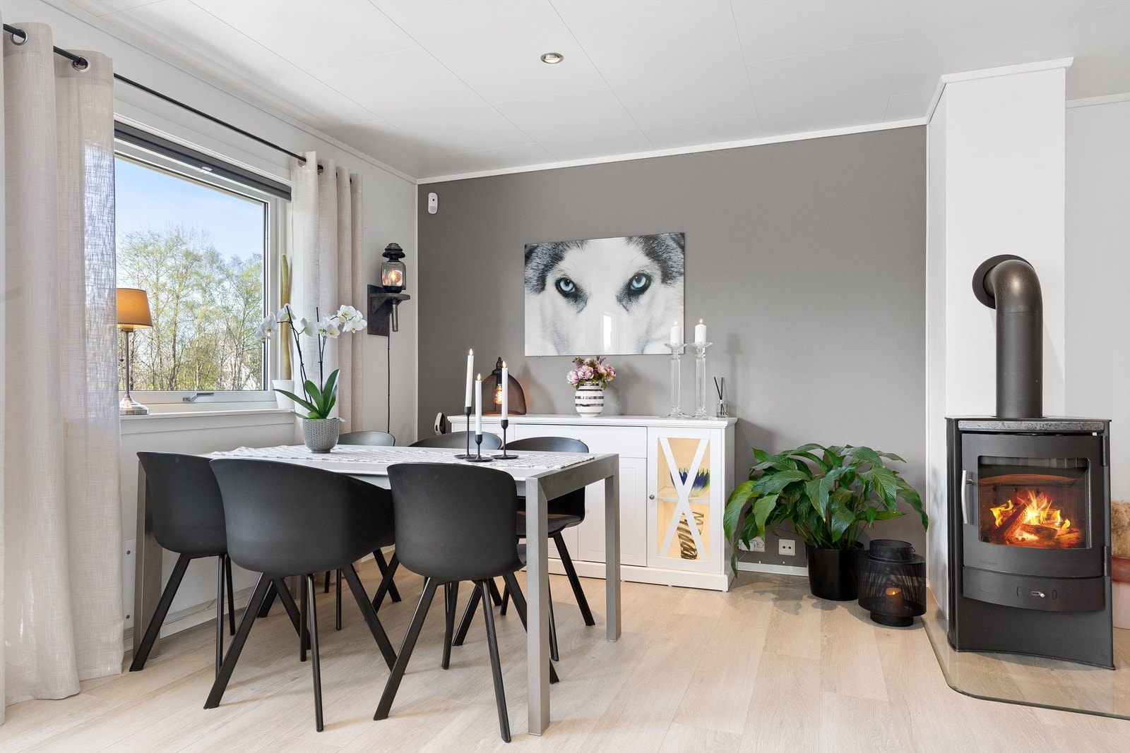 Her er det god plass til en egen spisesone i tilknytning til stuen, sentralt plassert ved peisovnen. Galleribilde