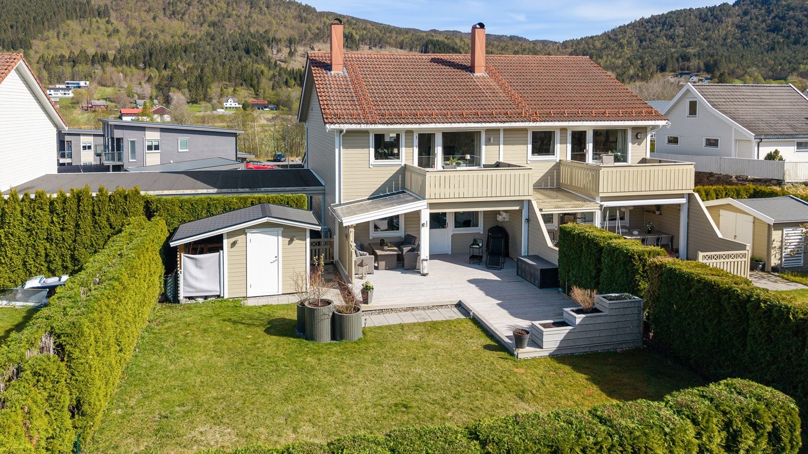 Velkommen til Hjellhaugvegen 30 presentert av Eiendomsmegler/Partner Elisabeth Skjold. En innholdsrik og familievennlig tomannsbolig med en stor, sydvendt terrasse på 40 kvm og en lun, inngjerdet hage. Galleribilde