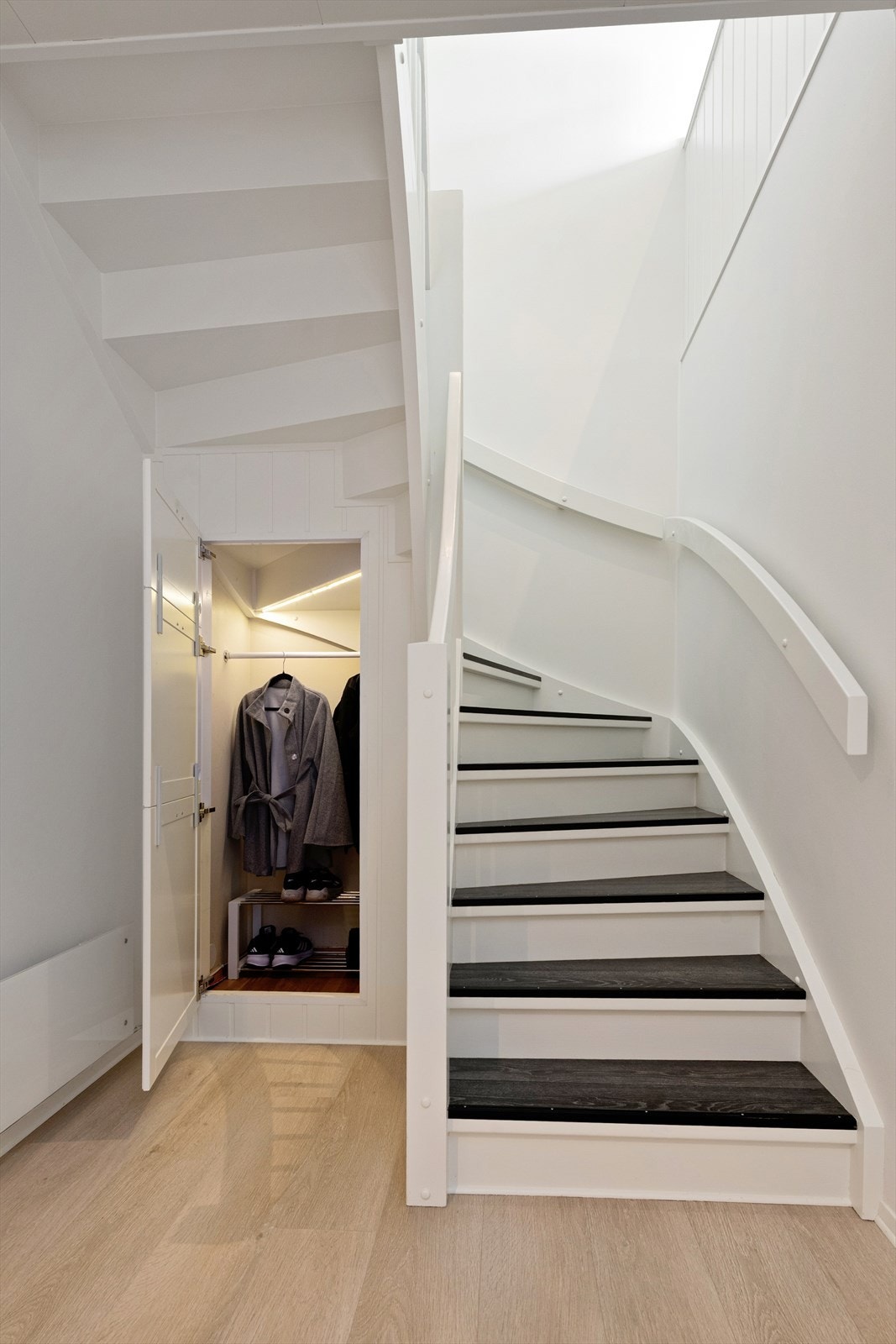 Smart utnyttelse av plassen med integrert oppbevaring under trappen. Galleribilde