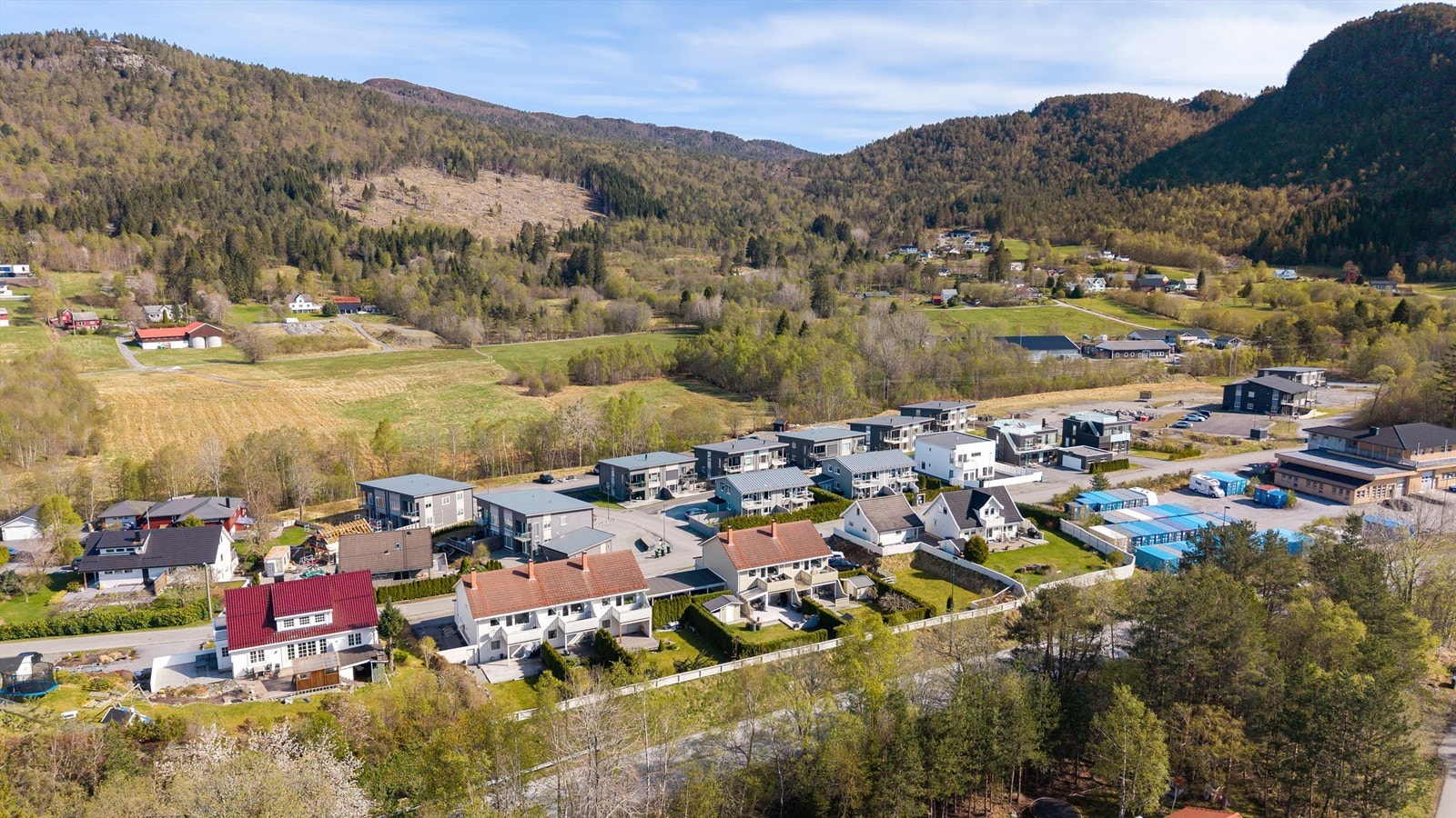 For dagligvarehandelen er det kun en kort kjøretur på omtrent fire minutter til Kiwi og Rema 1000 på Flisnes. Galleribilde